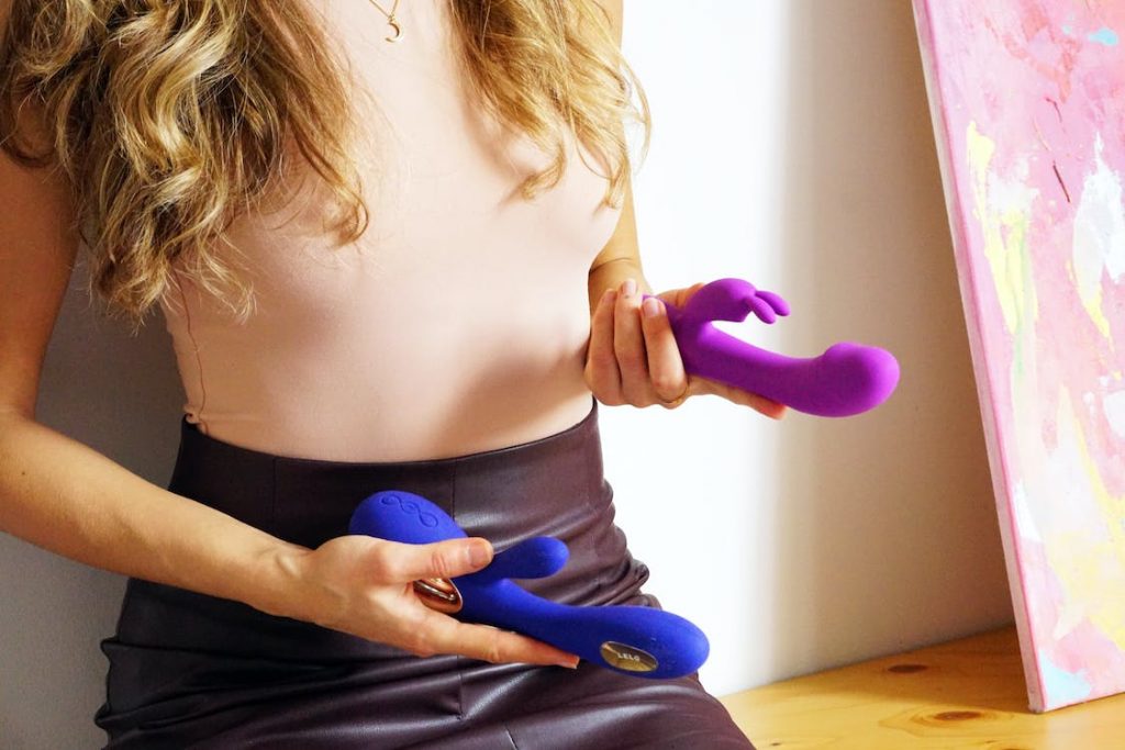 Femme tenant des jouets sexuels