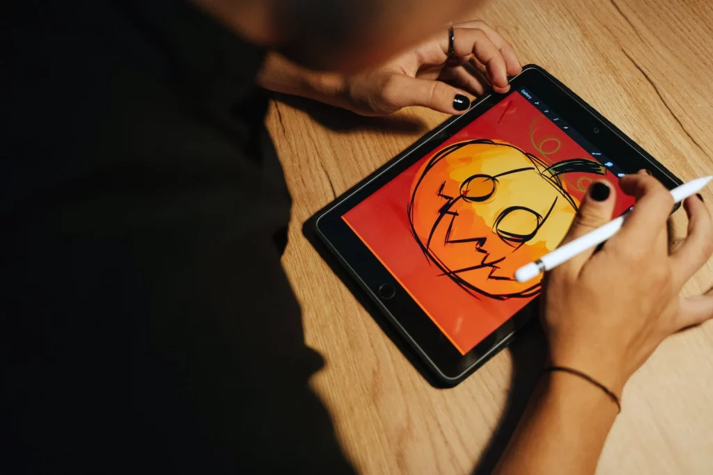 une personne qui fait un dessin sur une tablette